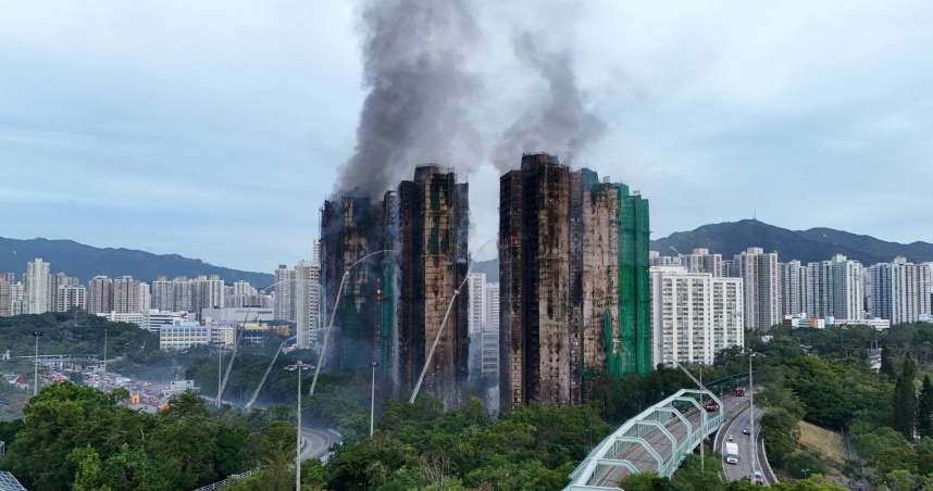 宏福苑社區住戶1個月前憂工人抽菸釀災。（圖／路透社）