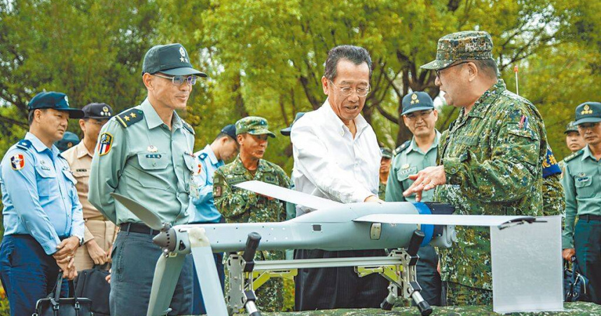 Altius-600M攻擊型無人機，首批8月初才交運我國陸軍。圖為國防部長顧立雄日前視導陸軍無人機訓練中心，聽取專人說明Altius-600M性能諸元。（圖／國防部提供）