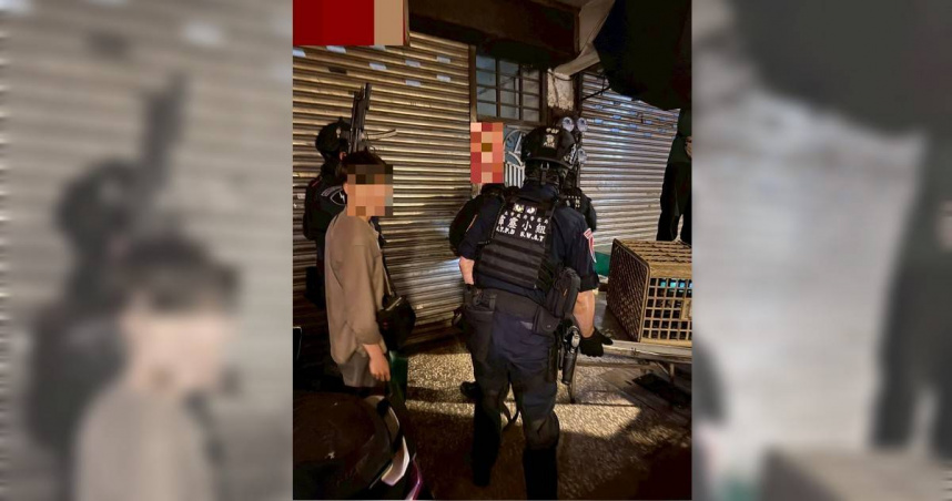 板橋某市場內暗藏職業大賭場，警方1日前往攻堅，當場逮捕21人。（圖／翻攝畫面）