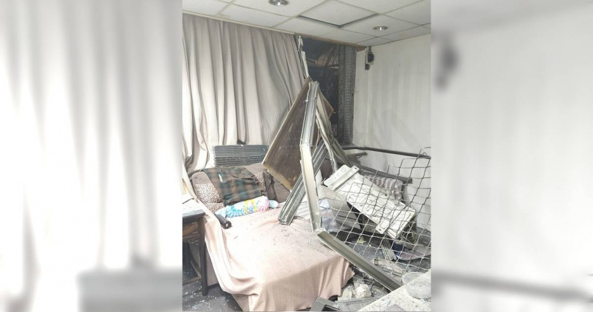 板橋住家受氣爆波及，家中玻璃全碎，宛如遭戰火轟炸。（圖／翻攝畫面）