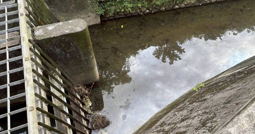 市府派員在疑似污染點位進行清理作業。（圖／翻攝自台灣自來水公司官網）