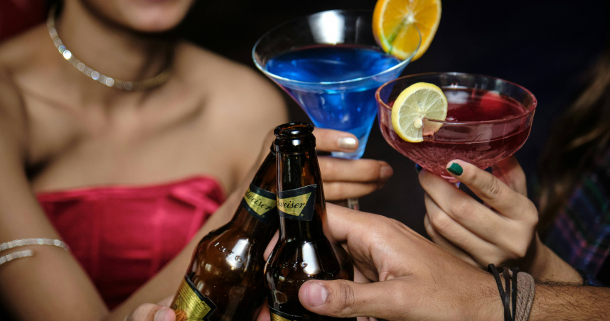 一名在酒店從業的女子觀察，10個男客人中，就有9個手機桌布是妻小的照片。（示意圖／unsplash）