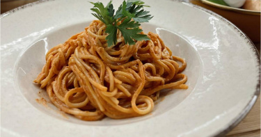 義大利麵從麵條到醬料、主菜，都會影響熱量攝取。（示意圖／Pexels）