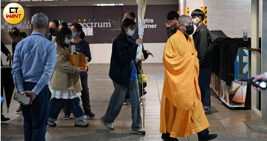 張文於北車隨機傷人，57歲的余姓保全為阻擋其惡性遭殺害，20日下午家屬悲慟返回招魂。（圖／謝秉浩攝）