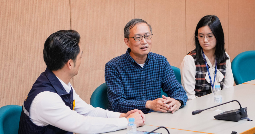 曾任臺大醫院急診部主任的顏瑞昇醫師及其女兒顏均蓉醫師父女檔。（圖／北市府提供）