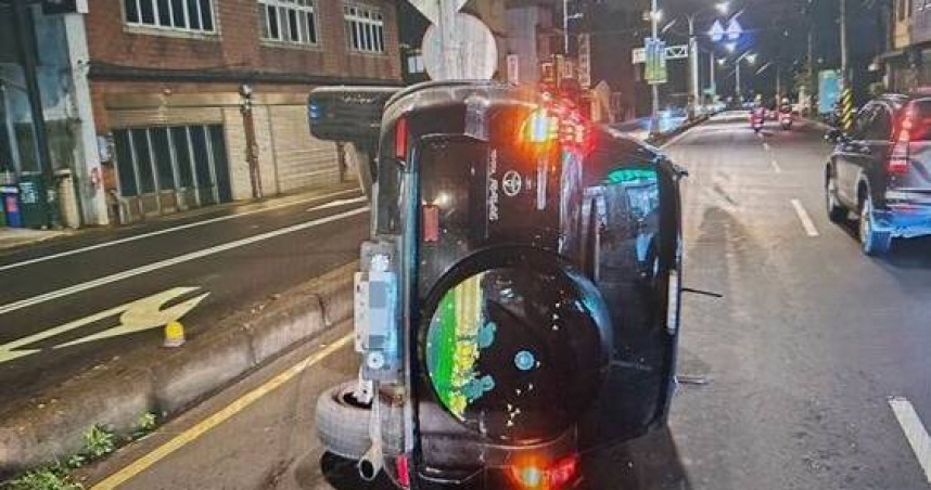 桃園54歲男子深夜酒駕撞分隔島，車輛側翻驚險一刻。（圖 ／翻攝畫面）