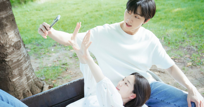 朴敘俊（右）和元志安在劇中飾演分分合合的戀人。（圖／Hami Video提供）