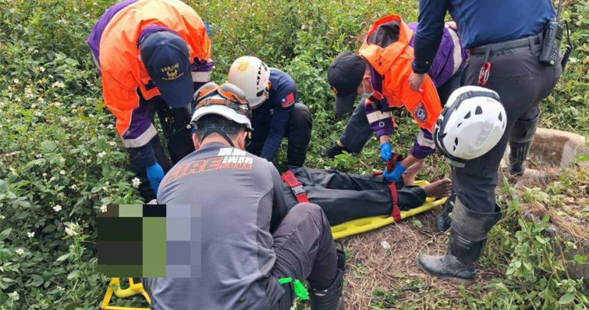 嘉義79歲阿公散步驚掉古井， 消防30分鐘緊急救援化險為夷。（圖 ／翻攝畫面）