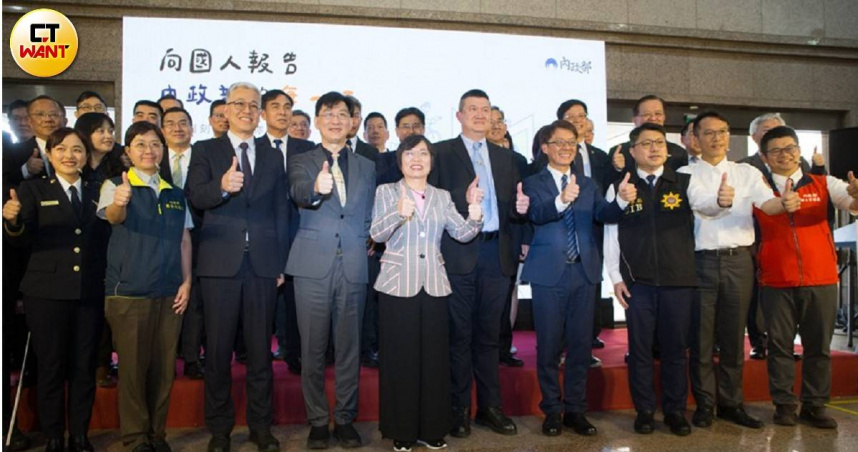 近期台北高等行政法院判決揭露內政部戶政系統已遭外流，圖為內政部長劉世芳（前排左5）率主管群向全民報告內政部業務情形。（圖／CTWANT攝影組）