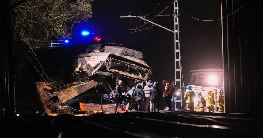 西班牙巴塞隆納附近赫利達，一列通勤列車20日因擋土牆倒塌而脫軌。（圖／達志／美聯社）