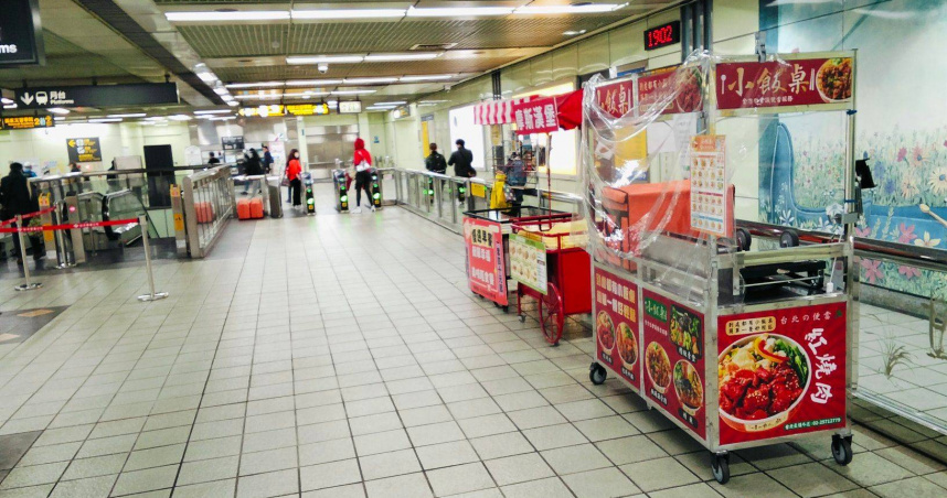 有網友對於捷運站內有小吃攤感到疑惑。（圖／翻攝臉書／ 路上觀察學院）