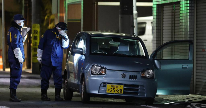東京台東區東上野街頭29日晚間9時半傳出搶案，3名嫌犯奪走裝有4億日圓的行李箱後逃逸，警方在附近發現可疑藍色車輛。（圖／達志／美聯社，下同）