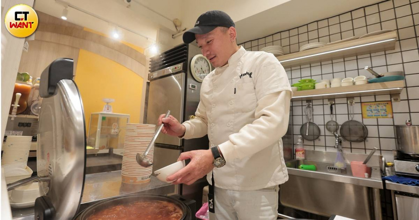 咖哩老闆送暖1／逃家少年化身餐點天使！連江蕙都動容　年送數千份待用餐