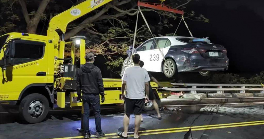 警開槍攔不住！醉男劫警車狂飆30公里　衝爛自小客車害3人受傷　