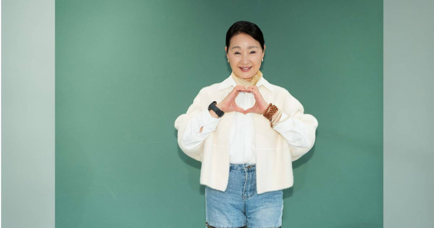 大愛劇《以身相許》鮑正芳飾演慈濟資深志工。（圖／大愛提供）