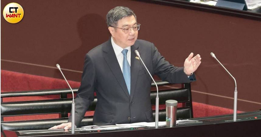 卓榮泰表示，自2月28日至今，中油三週累計吸收金額已接近65億元，並呼籲民眾在加油時珍惜能源資源，「所以經過加油站，要跟中油說聲謝謝」。（圖／方萬民攝）