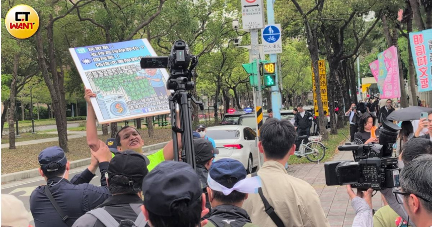 柯文哲一審遭重判有期徒刑17年，褫奪公權6年，院外反對者與小草爆發衝突。（圖／林冠吟攝）