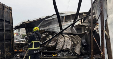 苑裡鐵皮屋大火狂燒、屋頂崩塌，百坪火場濃煙直竄天際。（圖／翻攝畫面）