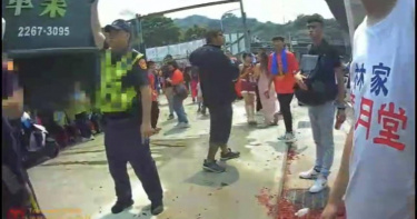 新北市土城頂埔11日下午舉辦遶境活動時發生衝突，派出所長2度對空鳴槍示警，警方將3名滋事人員帶回處理。（圖／翻攝畫面）