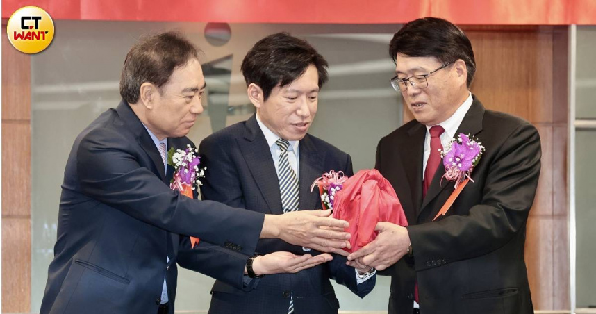 中選會舉行代理主任委員交接典禮，由行政院秘書長張惇涵（中）擔任監交人，代理主委吳容輝（左）將手中印信交給新任主委游盈隆（右）。（圖／黃耀徵攝）