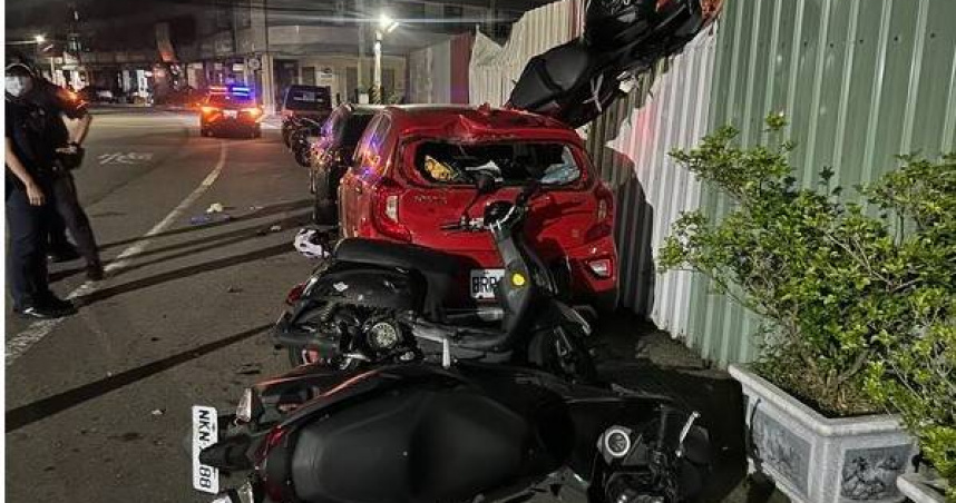 台中重機深夜失控飛天！猛撞圍籬卡車頂　現場如災難電影