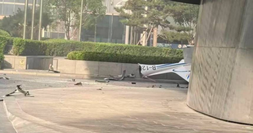 1架輕型飛機日前撞上中國尊，造成1死13傷。（圖／翻攝自X，＠BNODesk）
