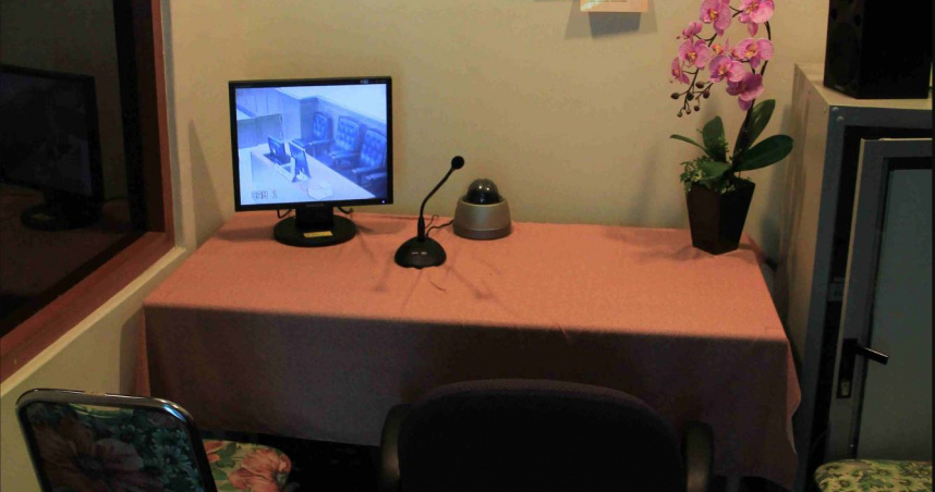女照服員在法院指認室見到性侵她的男同事，忍不住拍桌洩憤。（示意圖／翻攝嘉義地院官網）
