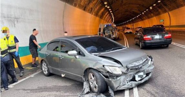 轎車突切車道釀3車連環撞。（圖／翻攝畫面）