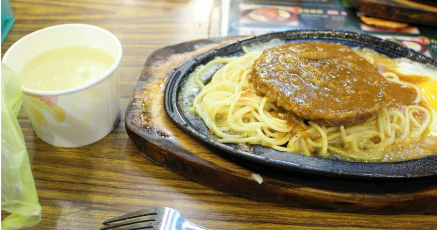 張璨璿提醒，在選擇吃「重組肉」之前，務必確認中心是否熟透，否則可能吃下致病活菌。（示意圖／photoAC）