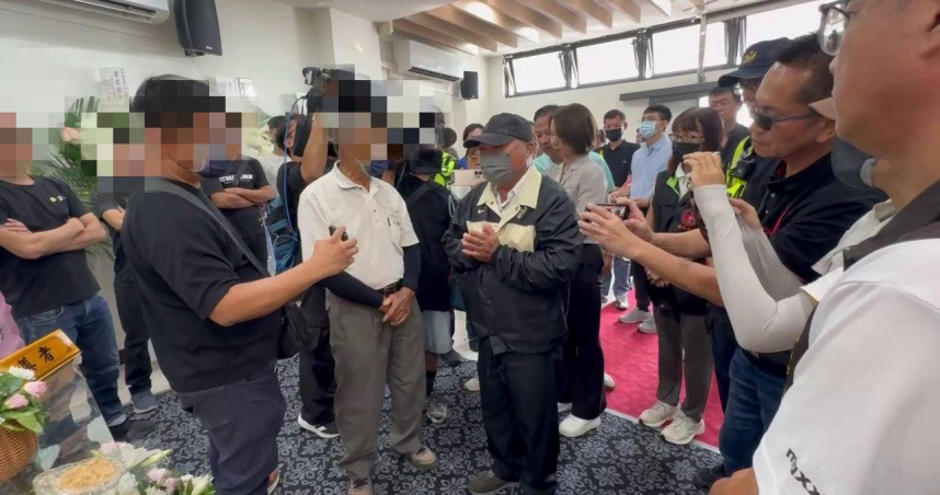 護理師遭二度輾壓身亡！賓士男喊「怕被打」未出席告別式　老父到場致歉：我也沒財產