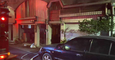 台南市鹽水區暗夜惡火 警消搶救4 人釀1死
