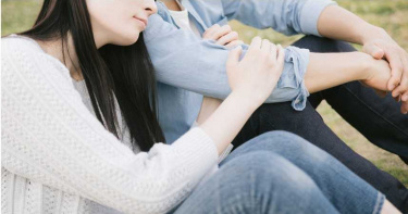 好友媽睡袍突滑落!水滴形狀彈出:要仔細看嗎 18歲男一陣酥麻「回味無窮」