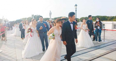 台南聯合婚禮74對新人牽手締良緣 統一獅啦啦隊員熱舞助賀