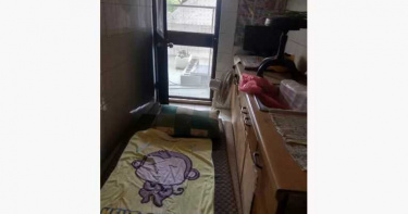 租屋悲歌!廚房打地舖一個月租2500元 網友喊根本是「世界奇觀」