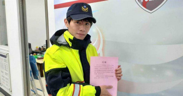 糊塗女雨夜裡遺失10萬元現金 熱心外送員不貪送派出所