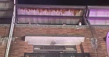 基隆深溪路火警，5名住戶被疏散至5樓較安全區域。（圖／陳彩玲攝）