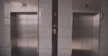 防武漢肺炎!如何不用手按電梯? 醫生提議「這3招」最好用