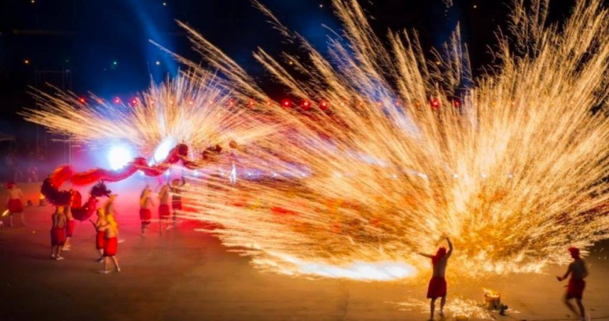 重慶銅梁火龍將舞龍與火焰結合，名列中國非物質文化遺產，2017年首度受邀來台在南投燈會演出，造成轟動，縣府連3年邀火龍團展演，場場爆滿、大獲好評。（圖／南投縣政府提供）