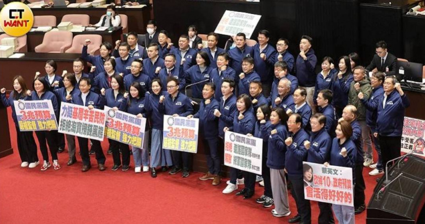 針對外傳府方表示，明年度預算被砍今年春節禮金就不能發，藍委痛批綠亂搞情勒，因今年春節禮金應該去年預算就已經編好，要求府方解釋清楚，圖為立院日前審查總預算，國民黨立委在議場內宣誓嚴格替人民把關預算（圖／周志龍攝）