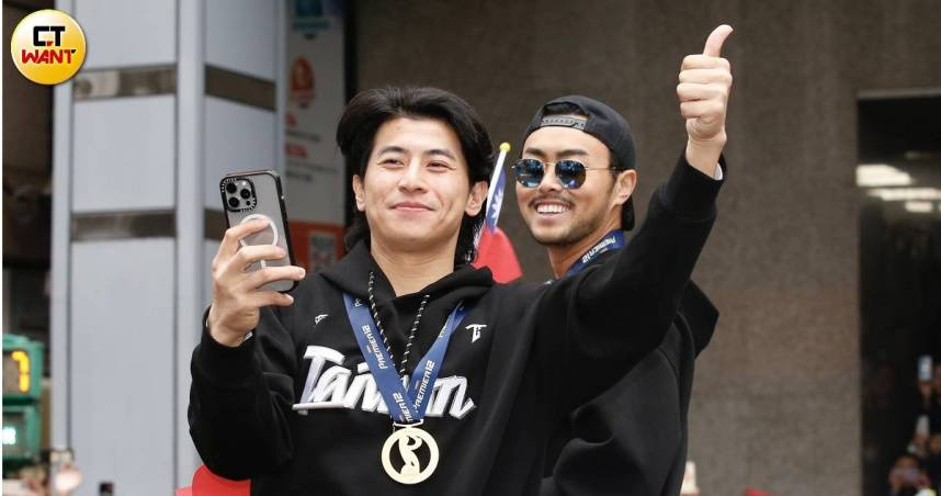 台灣在2024世界棒球12強賽奪冠，「TEAM TAIWAN」黑色帽T也造成球迷瘋狂搶購。照片中為該屆賽事表現都很亮眼的台灣隊長陳傑憲和鐵捕林家正。（圖／黃耀徵攝）