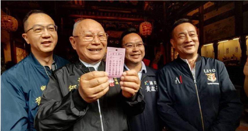 嘉義新港奉天宮董事長何達煌說明國運籤詩意涵國家要和，人民才有福氣。（圖／廖素慧攝）