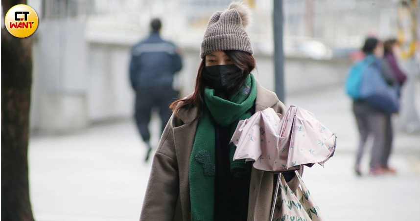 強烈大陸冷氣團來襲，雨勢稍歇。（圖／黃鵬杰攝）