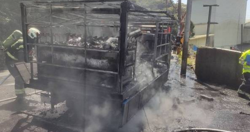 龜山發生火燒車案件，疑空壓機和廢機油釀禍，貨車遭整輛吞噬。（圖／翻攝畫面）