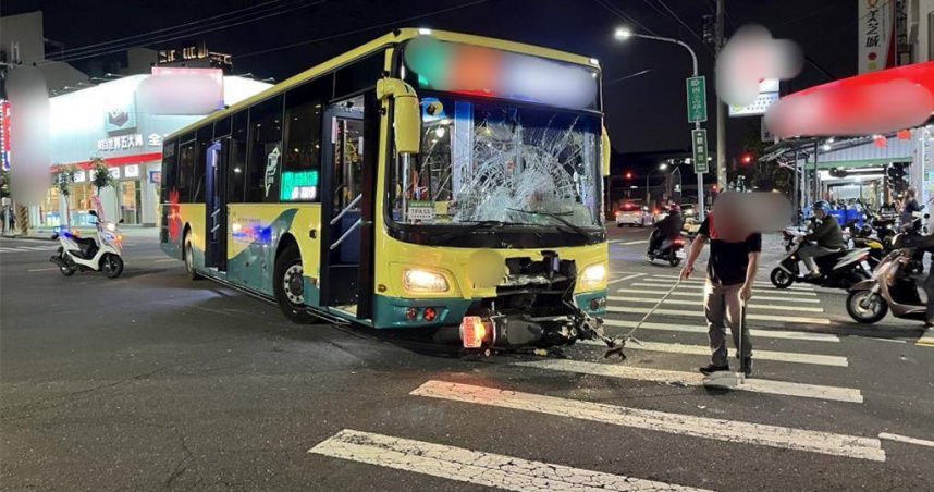 20歲少年疑似闖紅燈遭公車撞上，公車擋風玻璃碎裂，少年頭部、胸部受傷送醫治療。（圖／警方提供／任義宇高雄傳真）