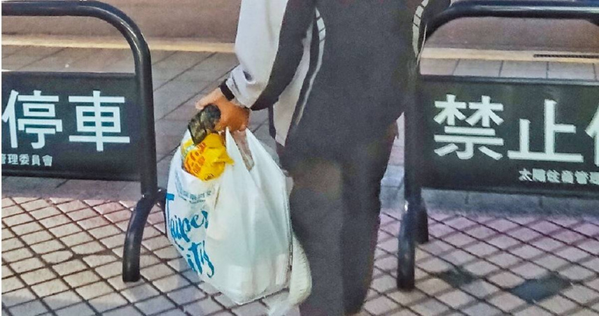 環團指出，國人網購、外送及餐飲外帶導致塑膠袋產銷量不斷增加，呼籲將外送平台納入限塑範疇，不得免費提供塑膠袋。（圖／報系資料照）