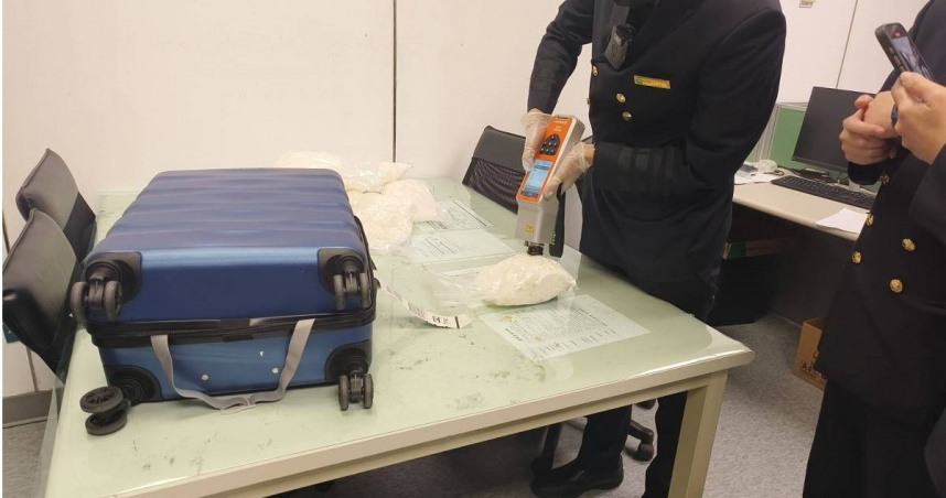 刑事局今年初接獲比利時海關通報，有旅客於台灣轉機其行李箱內疑似夾帶大量毒品。（圖／翻攝畫面）