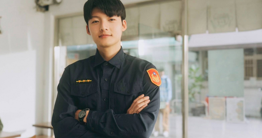 劉育仁的帥氣警察造型引發討論，制服誘惑魅力無法擋，意圖使人「抱警處理」。（圖／好勁影業）
