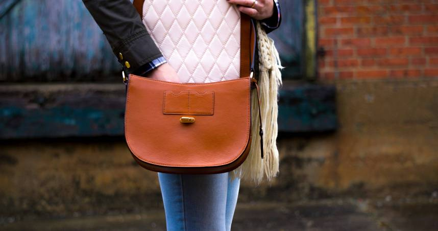 女子撿到遺失提袋擅自帶走，還聲稱自己只是幫忙保管。(示意圖／翻攝自unsplash）