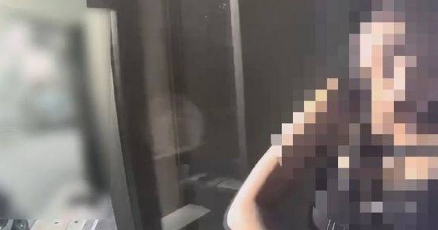 酒店妹茶街當街拉K菸遭警逮捕。（圖／翻攝畫面）
