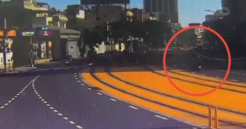 朱男騎車經過輕軌轉彎處，直直衝向軌道，自摔倒地腿骨折送醫。（圖／警方提供）